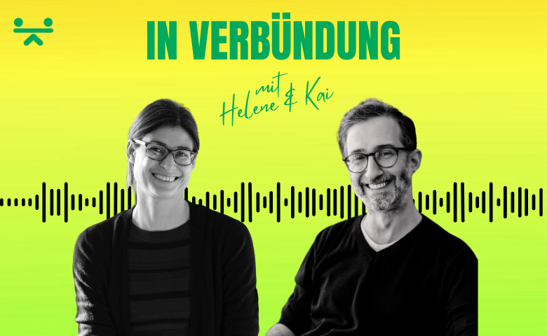 blog 1 featured image in verbuendung podcast Podcast-Cover von 'In Verbindung'. Oben steht der Titel in großen grünen Buchstaben: 'IN VERBÜNDUNG', darunter in Handschrift 'mit Helene & Kai'. Darunter eine schwarze Tonspur-Grafik. Links ist eine lächelnde Frau mit Brille zu sehen, rechts ein lächelnder Mann mit Brille. Der Hintergrund ist ein gelb-grüner Farbverlauf.
