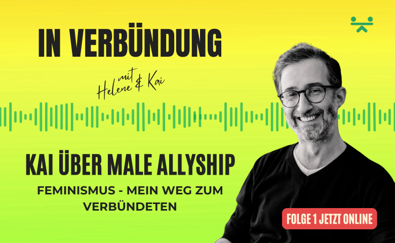 Kai's blog - featured image - in Verbündung Podcast-Grafik zur ersten Folge von In Verbindung mit Helene & Kai. Gelb-grüner Hintergrund mit Tonspur, rechts das Porträt von Kai in Schwarz-Weiß. Text: ‚Kai über Male Allyship – Feminismus, mein Weg zum Verbündeten‘. Unten rechts roter Button mit der Aufschrift ‚Folge 1 jetzt online‘